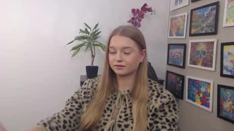 Snapshot of mysteryericax chatting on February 6, 7:35 am Erica online show from February 6, 7:35 am