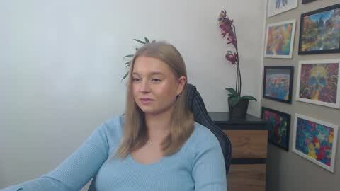 Snapshot of mysteryericax chatting on September 17, 8:18 am Erica online show from September 17, 8:18 am