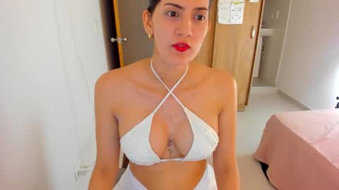 Snapshot of nahomi2021 chatting on February 7, 1:15 am independent model online show from February 7, 1:15 am