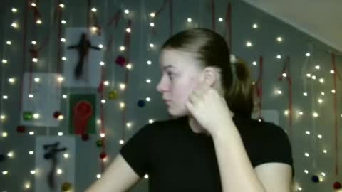 Nana online show from December 5, 9:19 am