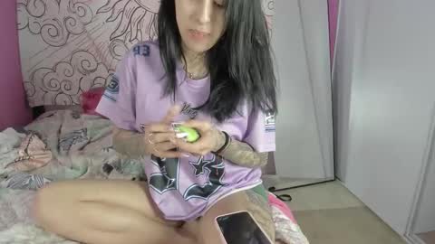 my main account is missnickeloo online show from September 17, 2:04 am