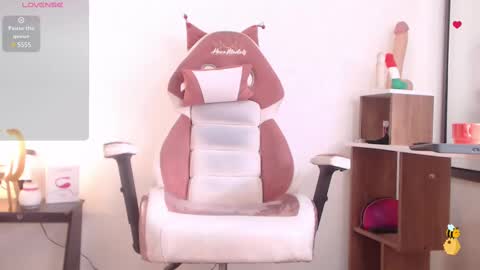 Snapshot of naomi_windsor chatting on February 19, 9:03 pm Isabella online show from February 19, 9:03 pm