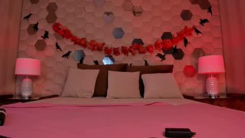 Naomi online show from November 1, 8:30 pm