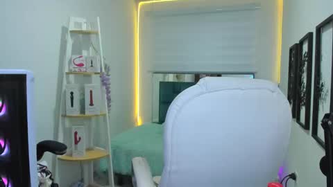 naomy online show from October 23, 9:48 pm