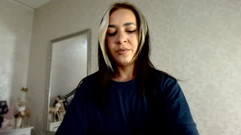 Snapshot of natalia_peach chatting on January 3, 6:11 am Wild influence online show from January 3, 6:11 am