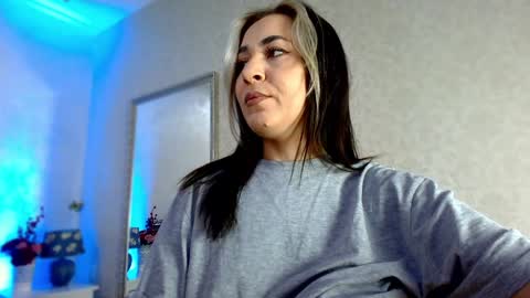 Snapshot of natalia_peach chatting on February 3, 5:40 am Wild influence online show from February 3, 5:40 am