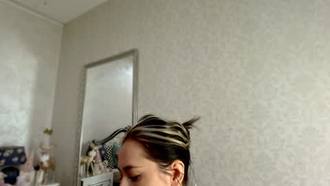 Snapshot of natalia_peach chatting on January 6, 5:08 am Wild influence online show from January 6, 5:08 am