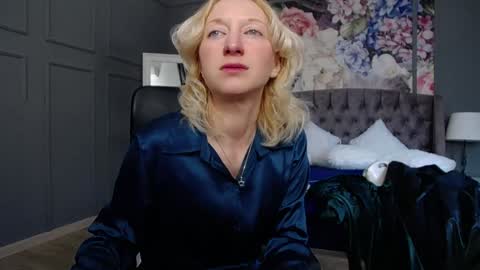 Snapshot of natalie_bitton chatting on January 24, 7:08 am Natalie online show from January 24, 7:08 am