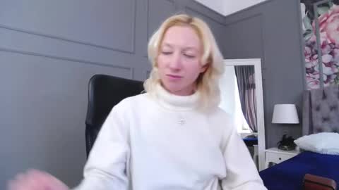 Snapshot of natalie_bitton chatting on February 20, 10:27 am Natalie online show from February 20, 10:27 am