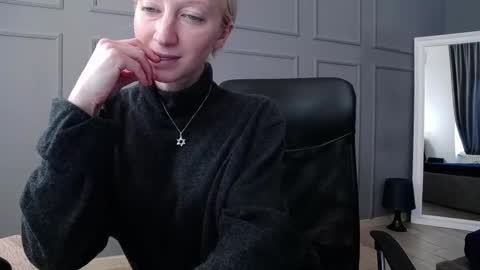 Snapshot of natalie_bitton chatting on February 19, 11:28 am Natalie online show from February 19, 11:28 am