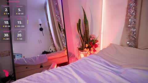 Natasha Sccott online show from April 8, 6:00 pm