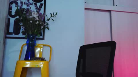 Em  please help me reach 100 thumbs up 3 online show from January 10, 10:15 pm