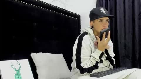 naughtyboy_rs online show from September 17, 3:32 am