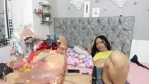 Snapshot of nay_and_aleja chatting on December 5, 5:21 am nay_and_aleja online show from December 5, 5:21 am
