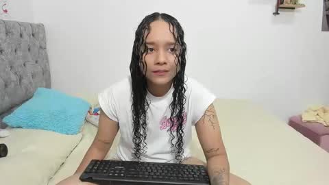 nay_and_aleja online show from December 15, 2:07 am