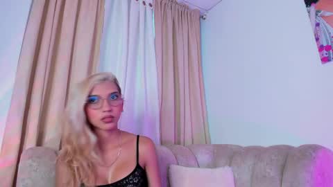 Snapshot of newbarbiedolly chatting on February 23, 11:14 pm ximena online show from February 23, 11:14 pm