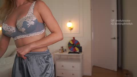 Snapshot of newmollybrooke chatting on September 16, 11:30 pm all my links Here online show from September 16, 11:30 pm