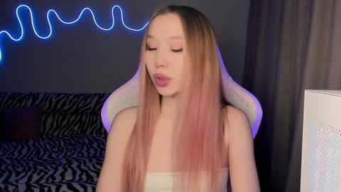 Mina online show from February 25, 1:53 pm