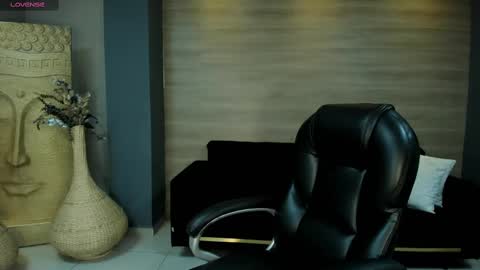 Call me Nia  online show from September 18, 11:14 am