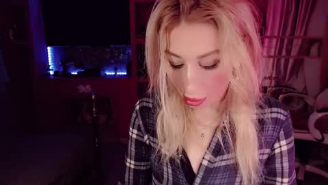Nicole online show from September 16, 8:01 pm