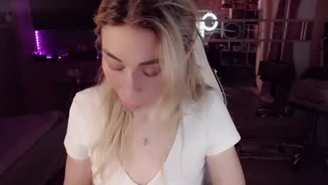 Nicole online show from June 11, 6:33 am