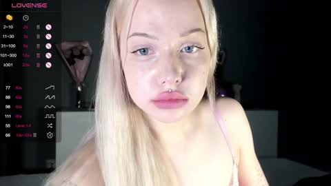 Snapshot of nicole_yo chatting on December 20, 12:41 am Mary online show from December 20, 12:41 am