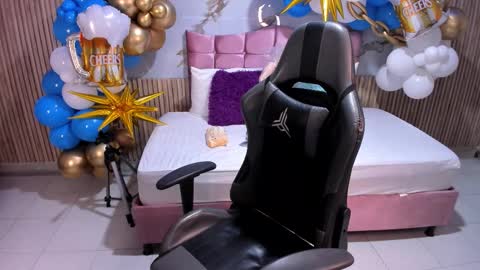 nicolee19_ online show from October 2, 11:09 am