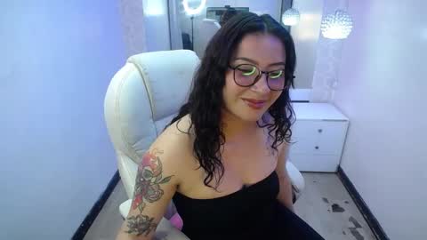 Snapshot of nicolee_8 chatting on September 17, 1:53 am nicolee_8 online show from September 17, 1:53 am