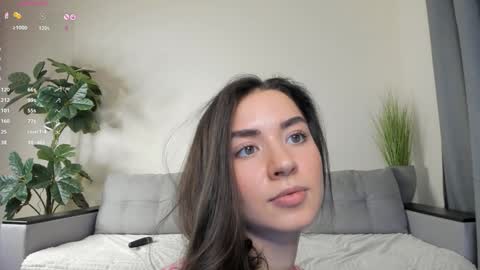 Snapshot of nicoleluuv chatting on February 6, 7:18 pm Dua Lipa online show from February 6, 7:18 pm