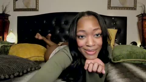 Snapshot of nicolesolace chatting on December 5, 1:53 am Nicole online show from December 5, 1:53 am
