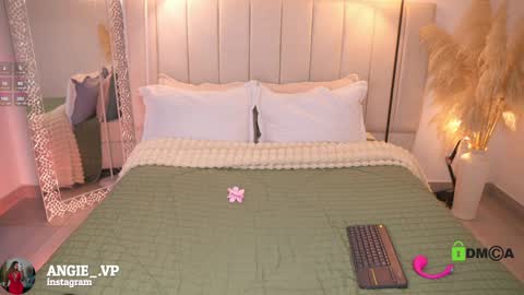 nicoleth18 online show from April 10, 11:37 am