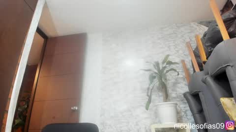 nicolle4 online show from May 27, 1:23 am