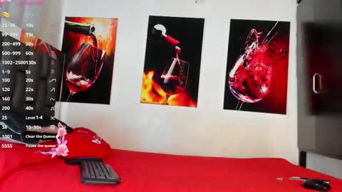 nicolle_hanks1 online show from October 7, 11:45 pm