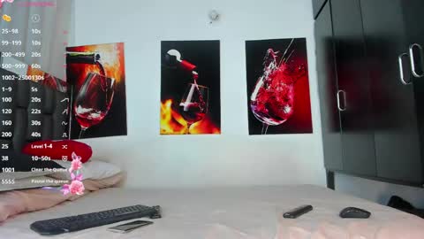 nicolle_hanks1 online show from March 29, 2:13 am