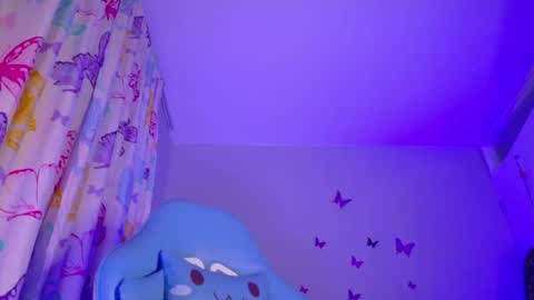 Nicolle Miley online show from May 17, 2:43 am