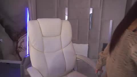 Nicole online show from December 2, 7:18 am