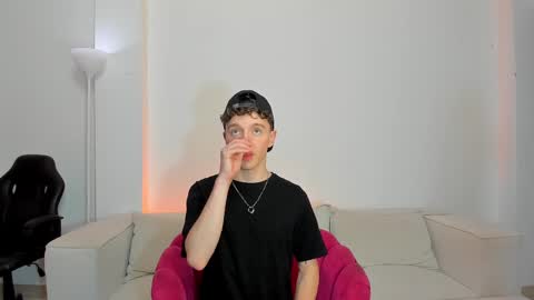 Snapshot of niico_18 chatting on February 28, 9:15 am Nicolas Mucci online show from February 28, 9:15 am