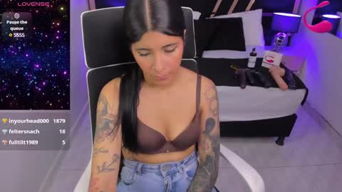 Snapshot of nikibryce_ chatting on February 9, 4:40 pm Niki online show from February 9, 4:40 pm