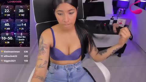 Snapshot of nikibryce_ chatting on February 8, 7:38 pm Niki online show from February 8, 7:38 pm