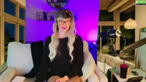Snapshot of nikki_goldberg chatting on September 15, 7:48 pm Kitty Chatte online show from September 15, 7:48 pm