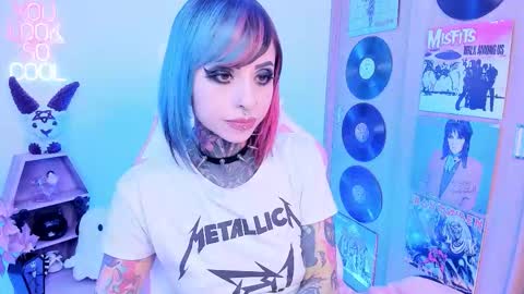 Nikki Ramone   online show from November 26, 9:33 pm