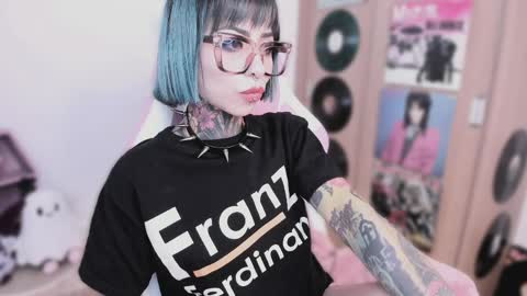 Nikki Ramone   online show from April 1, 1:41 pm