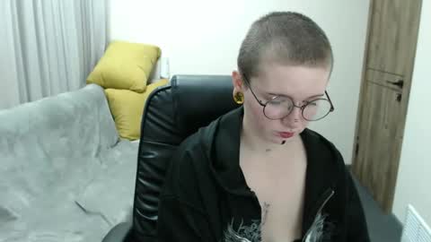 nikkysnow online show from October 6, 9:05 am