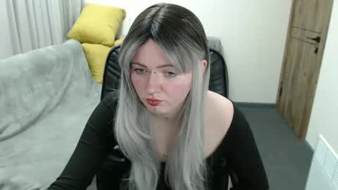 nikkysnow online show from October 22, 9:45 am