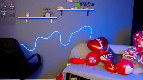 Snapshot of nikol_kitt chatting on February 14, 8:48 pm Little Niko Help me reach my goals online show from February 14, 8:48 pm