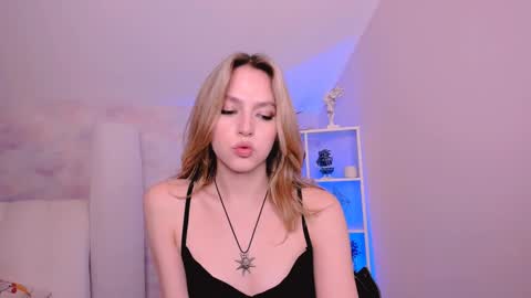 Snapshot of niky_jess chatting on January 22, 5:17 pm Veronica online show from January 22, 5:17 pm