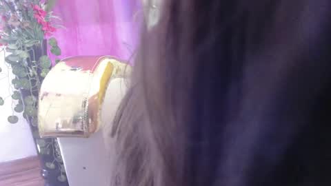 Nina Roser online show from October 7, 4:25 pm