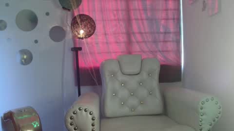 Nina Roser online show from October 1, 3:33 pm