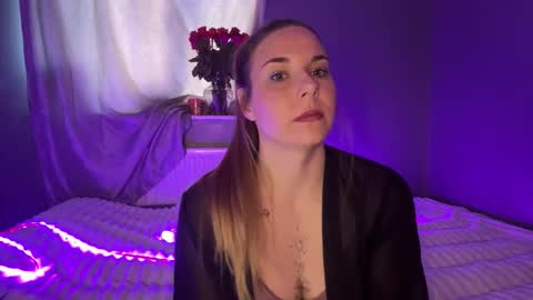 ninaglow_ online show from September 26, 10:23 am