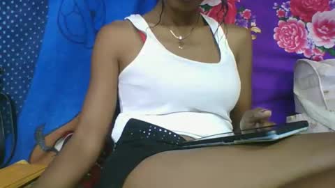 ninie246746 online show from May 17, 12:25 pm